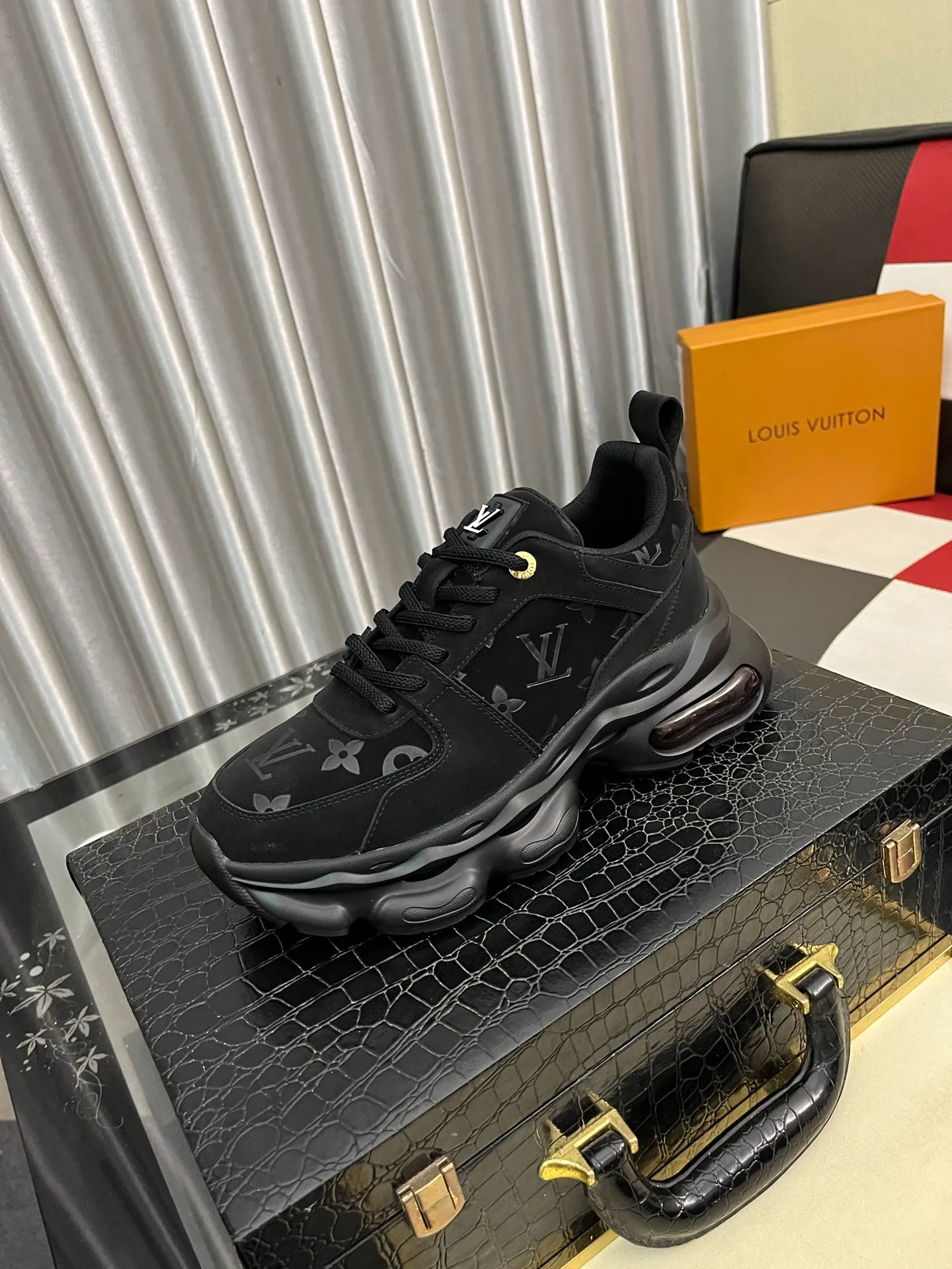 Men's shoes 💰458⌚️⌚️LV Louis Vuitton. The latest trendy casual shoes are popular in physical stores in sizes 38-44. New spring and summer comfortable imported custom original cowhide, unique jacquard fabric element design. Paired with sheepskin lining, Lv original bottom, [taiyang][taiyang] high-end packaging and high quality💪Details determine the quality, you can enter and leave the counter at will, welcome to compare🇮🇹